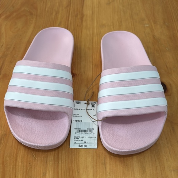 🌟NWT: ADIDAS - Girls’ Adilette Slides - Size 4Y - Picture 7 of 14